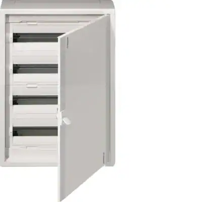 Hoogwaardige elektrische kast met open deur, geschikt voor energie- en databeheer.