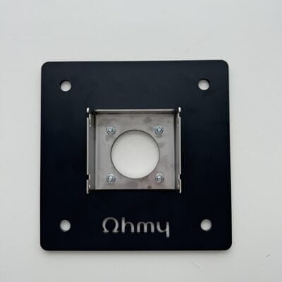 Behuizing voor energiemeter met Omega symbol en montageplaat.