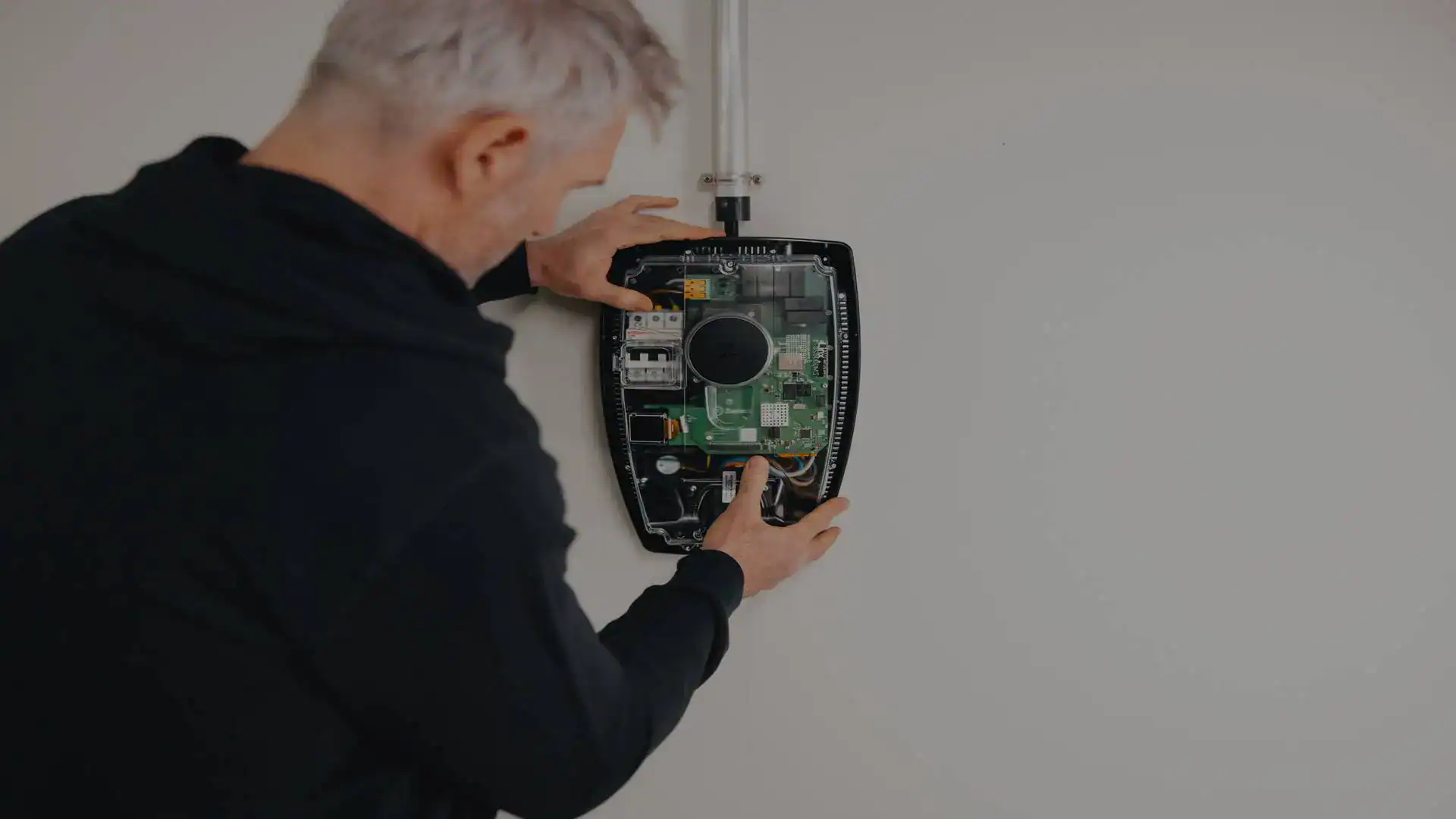 Gezocht: Technicus die elektronische apparaten repareert en onderhoudt voor services en ondersteuning.