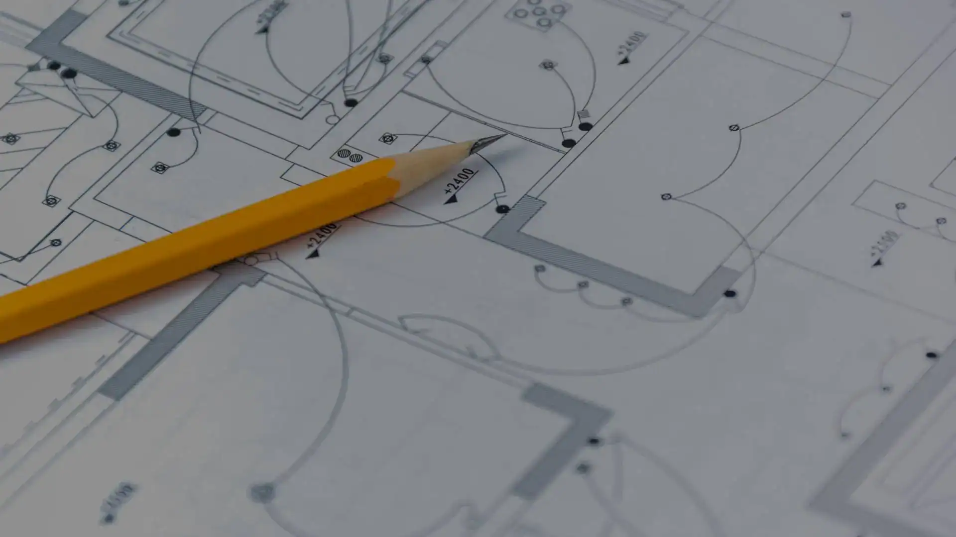 Ontwerptekeningen van een bouwplan met potlood en meetlint voor renovatie of nieuwbouw.