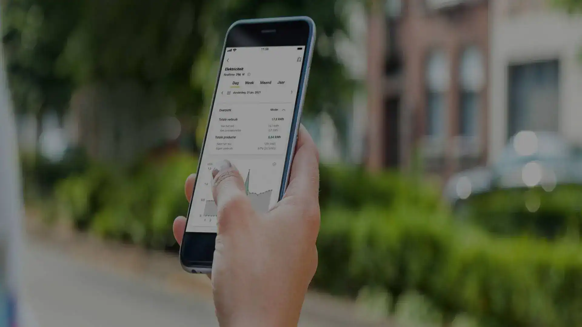 Energieverbruik monitor op smartphone buiten, efficiënt energiebeheer.