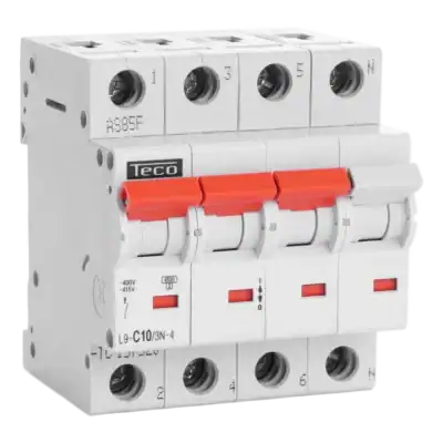 Veiliger elektrische hoofdschakelaar met drie zekeringen en uitschakelhulpmiddelen.